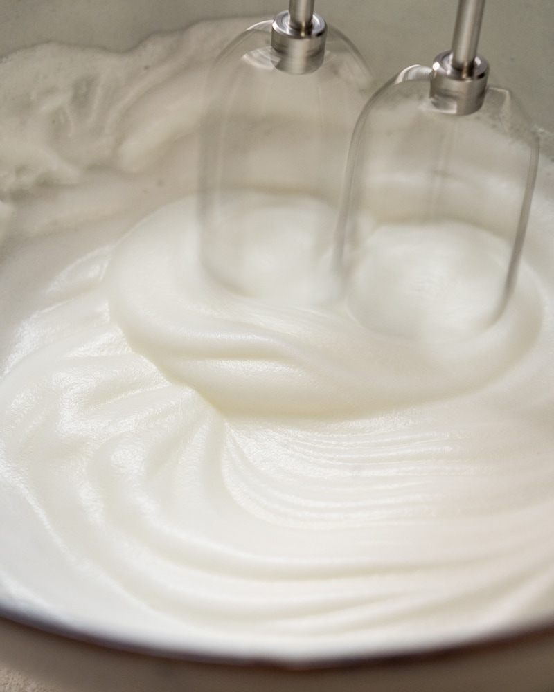 Auf diesem Bild siehst du wie Eischnee aufgeschlagen wird.