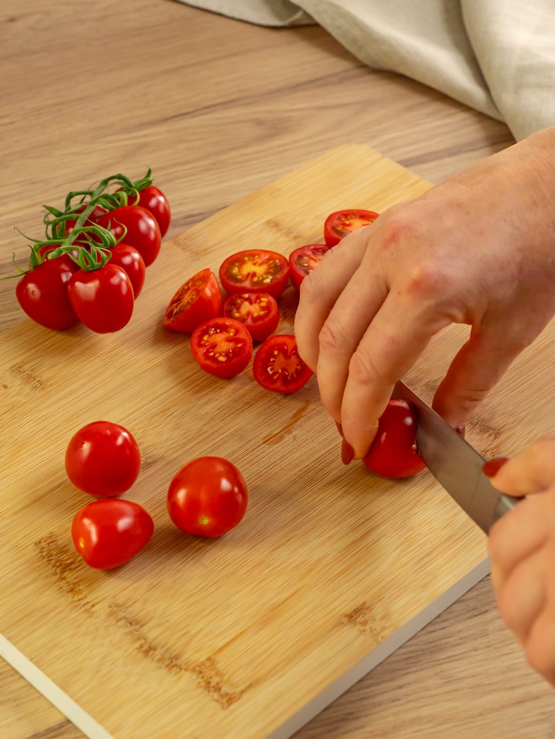 Dieses Bild zeigt die Vorbereitung von den Cherrytomaten.