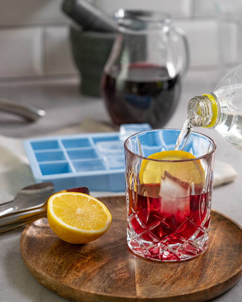 Dieses Bild zeigt wie Zitronenlimonade dazugegeben wird.