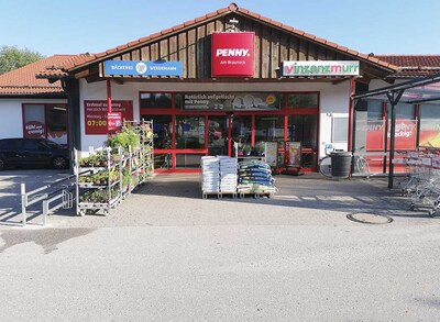Sie sehen den Eingang vom Penny Markt in Lenggries Toelzer Str. 36