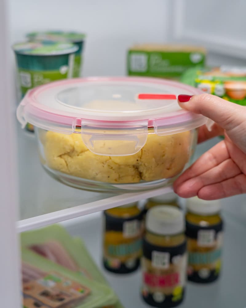 Dieses Bild zeigt wie der Teig in den  Kühlschrank kommt.