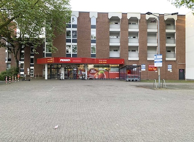 Sie sehen den Eingang vom Penny Markt in Bochum, Allee Straße 65 a