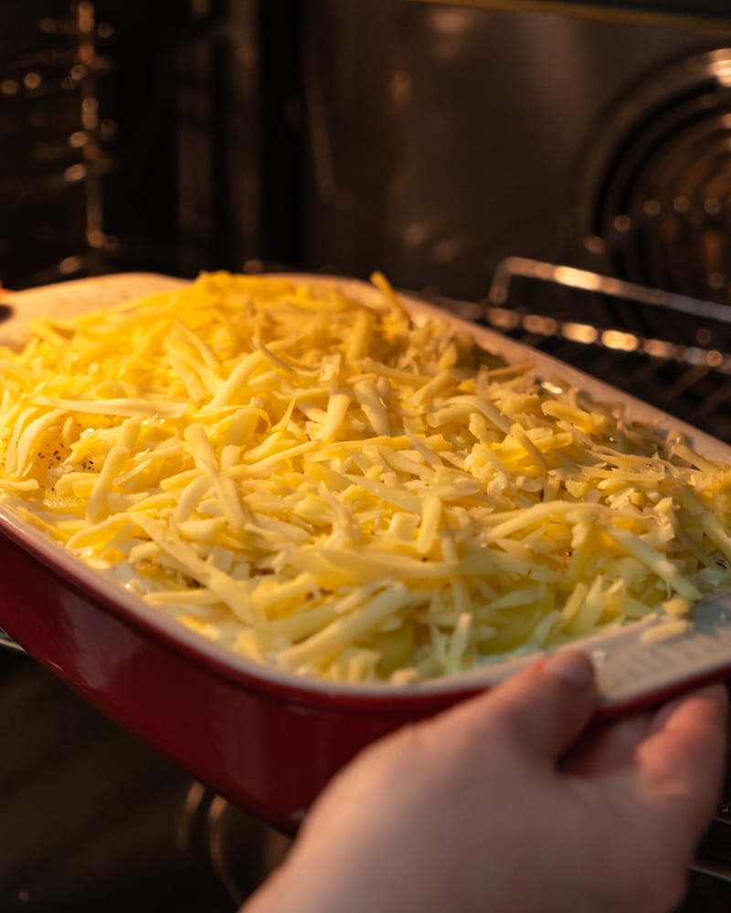 Auf diesem Bild siehst du wie der Auflauf gebacken wird.