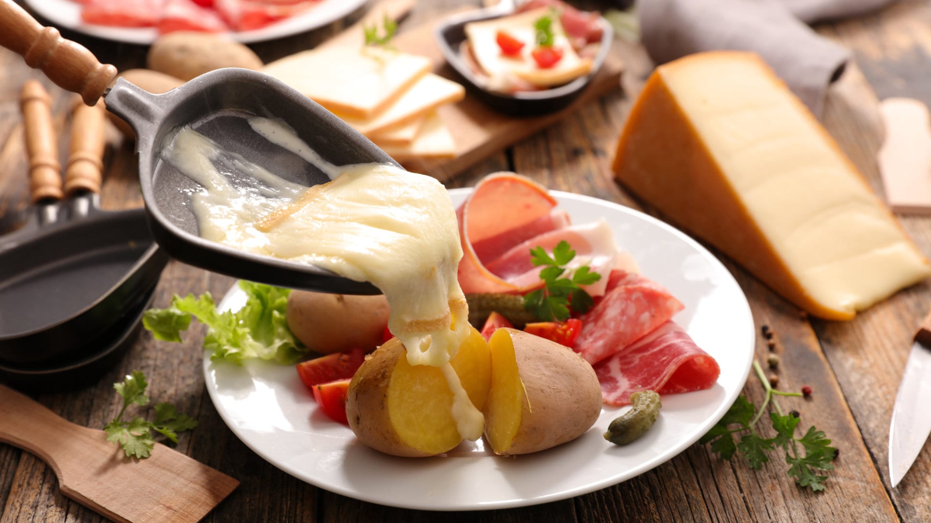 Geschmolzener Käse zerläuft über Kartoffel