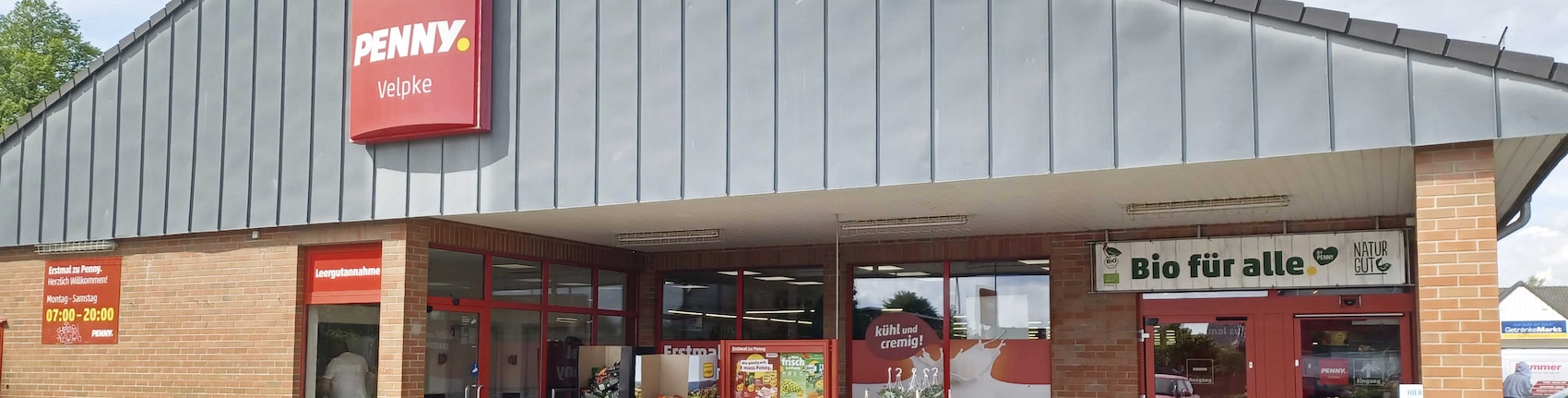 Sie sehen den Eingang vom Penny Markt in Velpke, Bahnhofstr. 19
