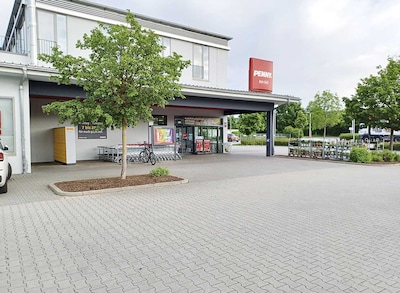 Sie sehen den Eingang vom Penny Markt in Ingolstadt Furtwänglerstr. 6