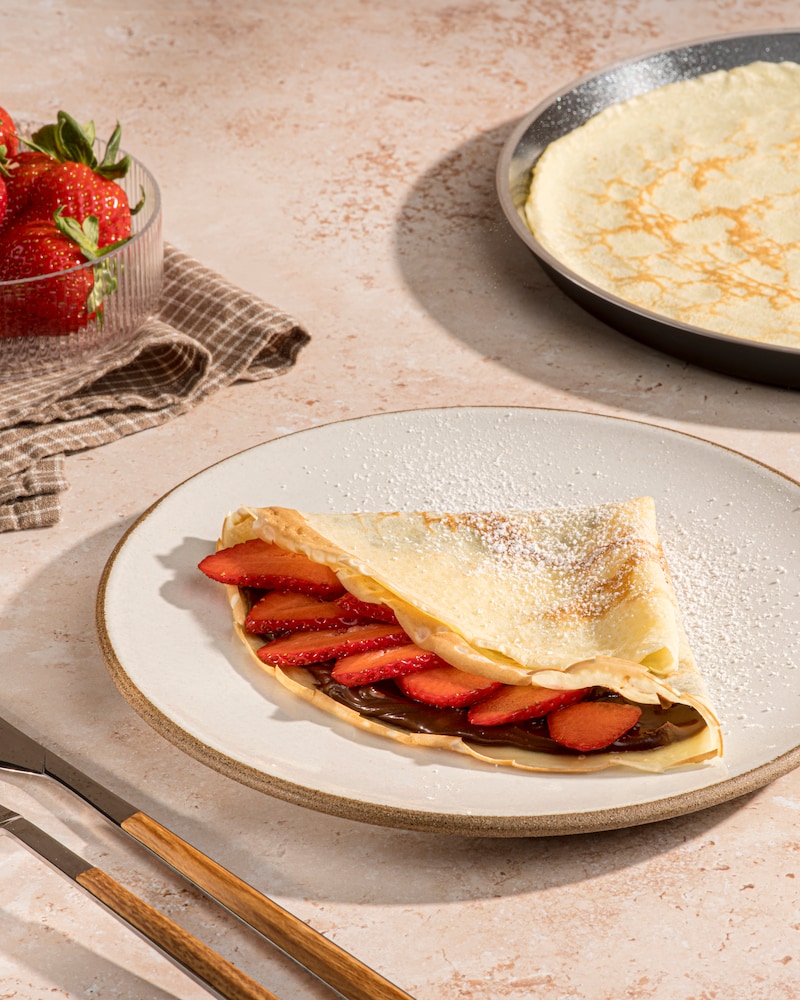 Dieses Bild zeigt das fertige Crepe mit Erdbeeren und Schokocreme.