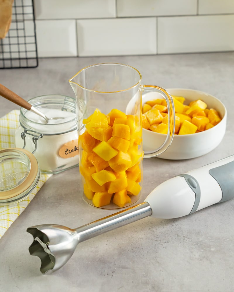 Dieses Bild zeigt die Mango und den Mixer.