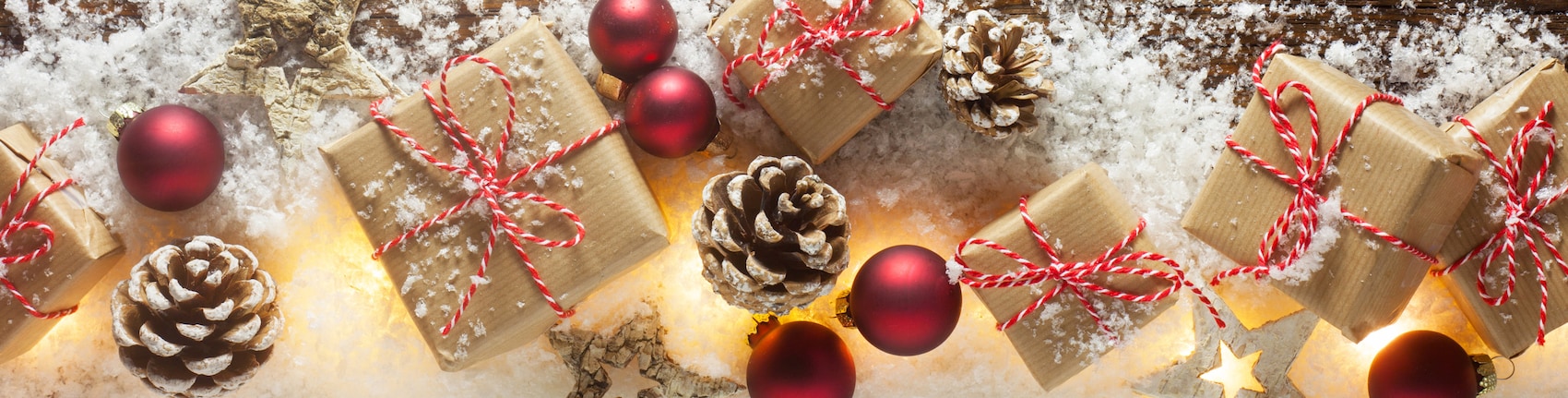 Verpackte Geschenke und Christbaumkugeln
