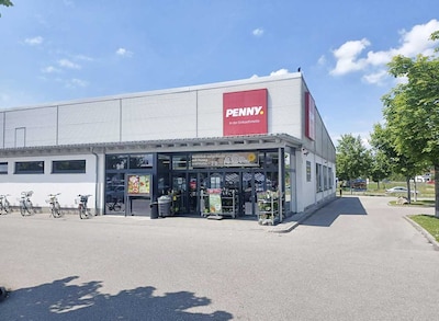 Sie sehen den Eingang vom Penny Markt in Karlsfeld Muenchner Str. 122