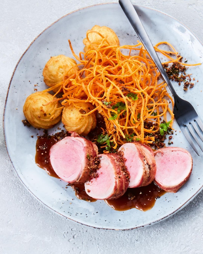 Festtagsfilet mit Möhrenstroh und Kartoffel-Krönchen