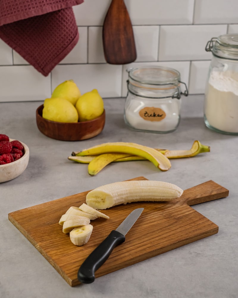 Dieses Bild zeigt wie die Banane geschnitten wird.