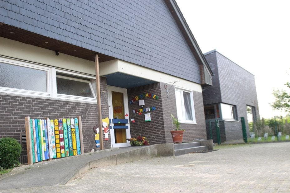 Blick auf den Eingang des Kindergartens