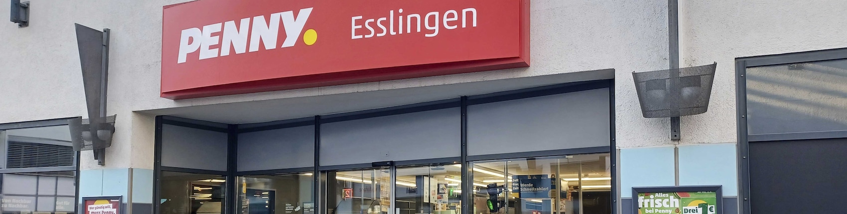 Sie sehen den Eingang vom Penny Markt in Esslingen Am Neckar, Kiesstr. 10