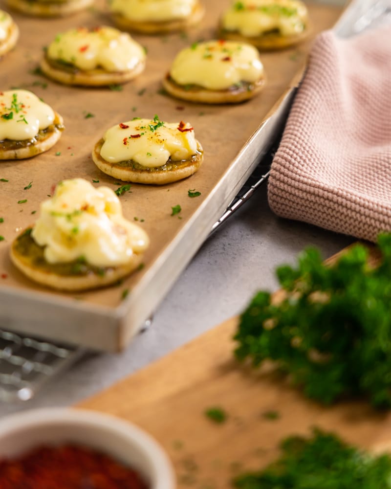 Herzhafte Blinis mit gratinierten Käseblüten