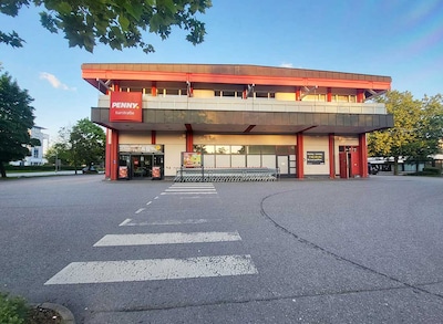 Sie sehen den Eingang vom Penny Markt in Rosenheim/Happing Isarstr. 2