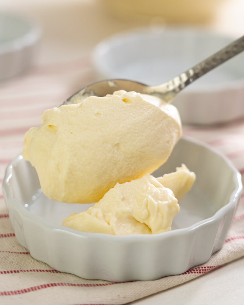 Auf diesem Bild siehst du wie die Eierlikör-Creme in ein Schälchen gegeben wird.
