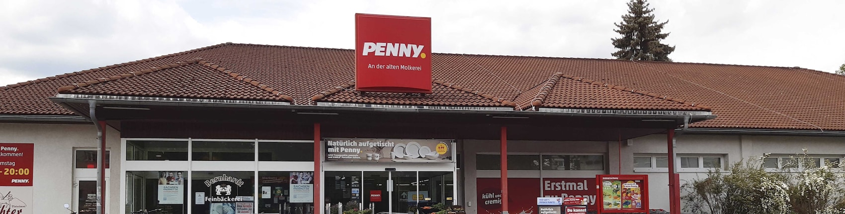 Sie sehen den Eingang vom Penny Markt in Zittau Leipziger Str. 77