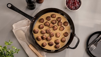 Dieses Bild zeigt Köttbullar in Soße in einer Pfanne.