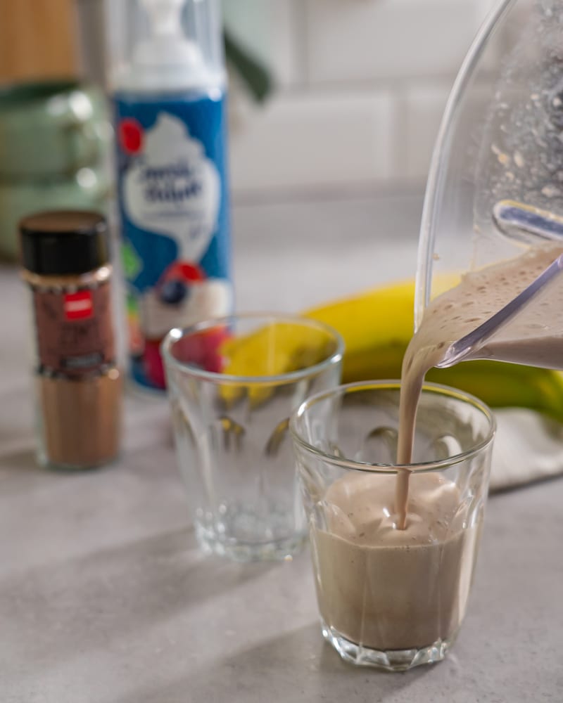 Dieses Bild zeigt wie der Smoothie in Gläser gegeben wird.
