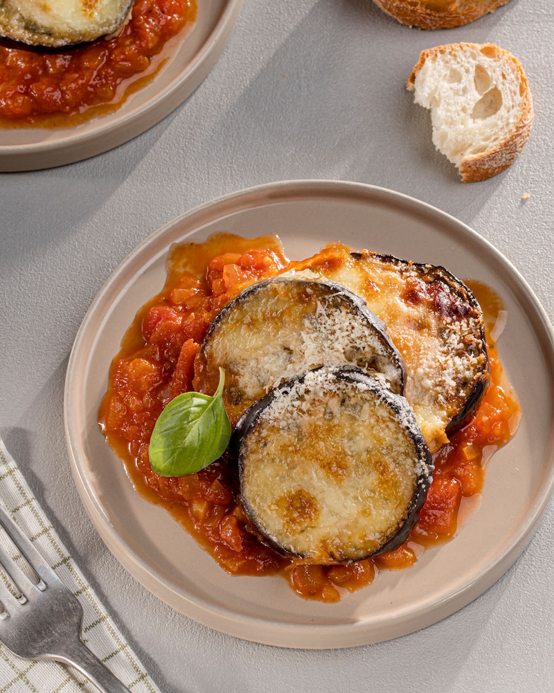 Dieses Bild zeigt den angerichteten Auberginenauflauf.