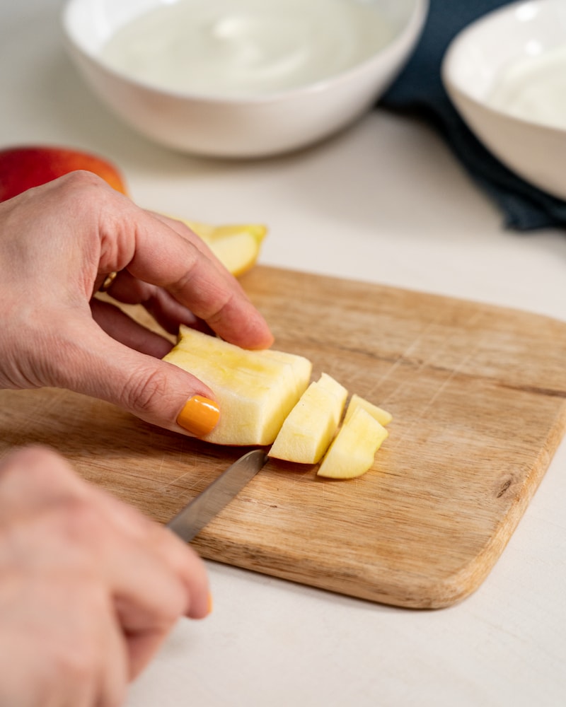 Auf diesem Bild siehst du wie ein Apfel geschnitten wird.