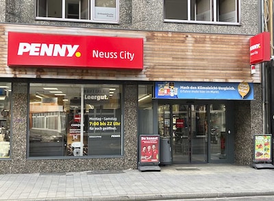 sie sehen den Eingang vom Penny Markt in Neuss – Innenstadt Krefelder Strasse 33