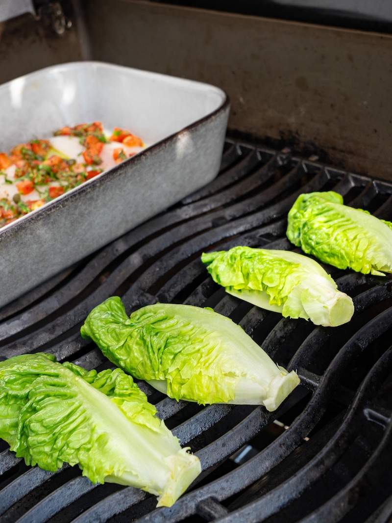 Dieses Bild zeigt den Salat auf dem Grill.