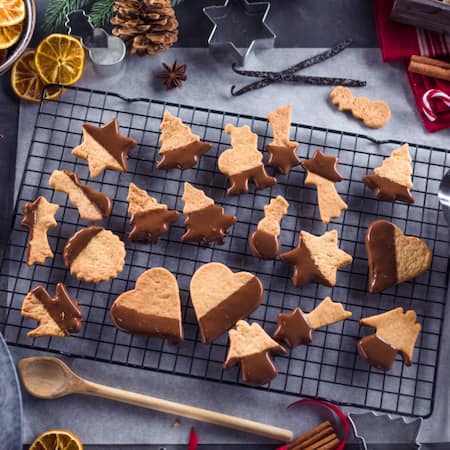 Verschiedene Plätzchen auf Backblech