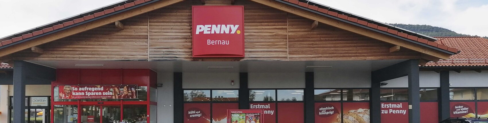 Sie sehen den Eingang vom Penny Markt in Bernau A. Chiemsee Rottauer Str. 20