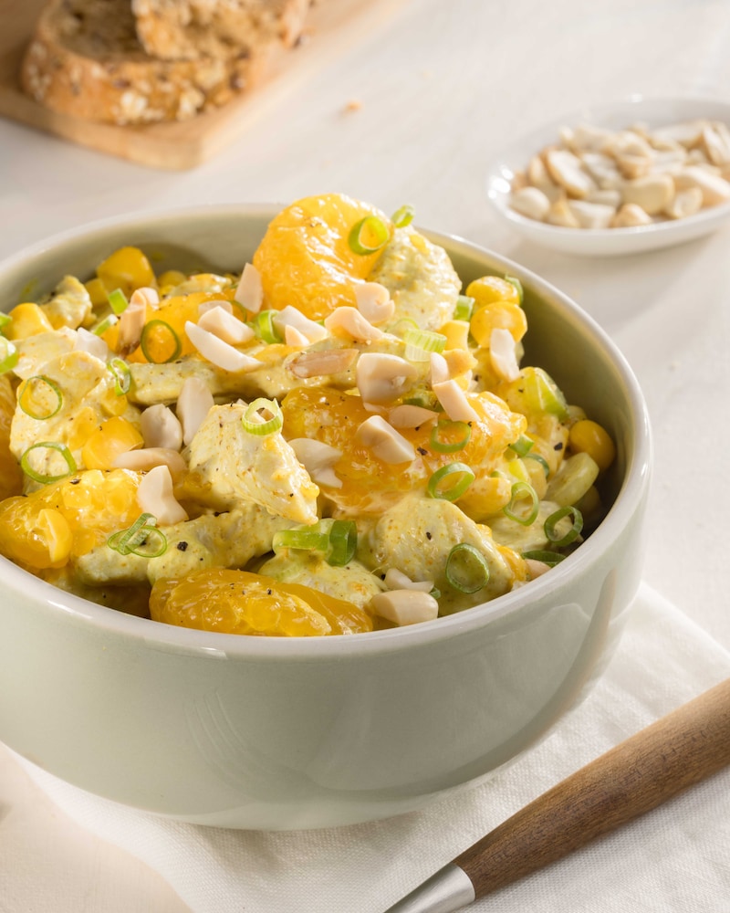 Dieses Bild zeigt unseren Geflügelsalat mit Mandarinen.