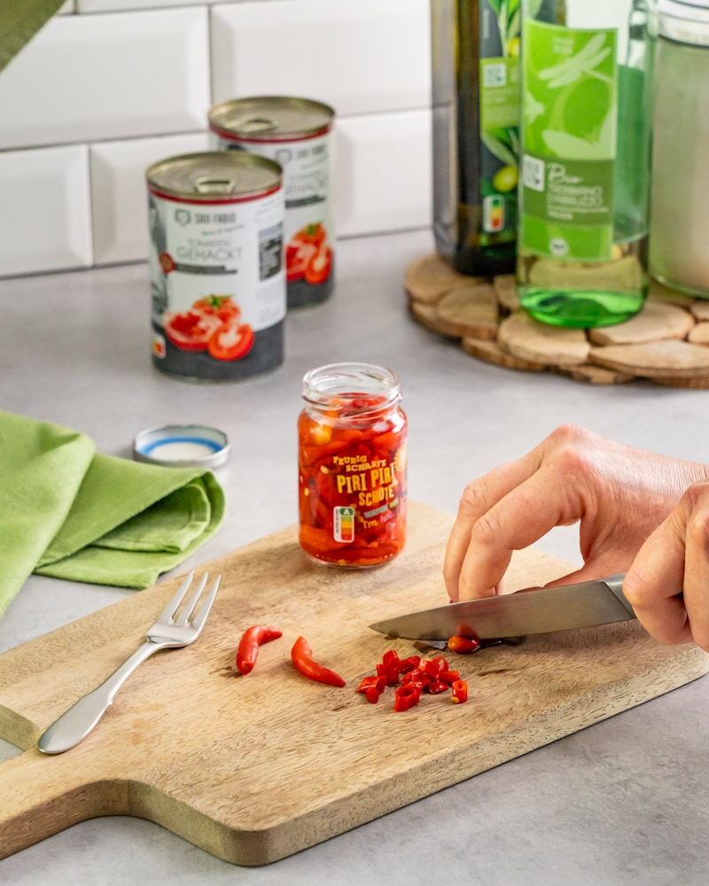 Dieses Bild zeigt wie die Piri Piri geschnitten werden.