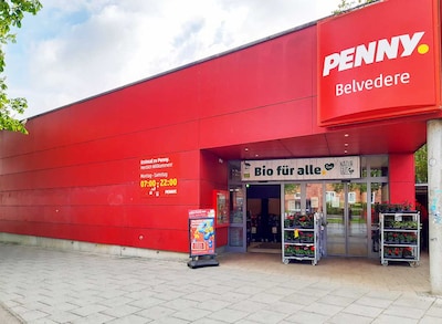 Sie sehen den Eingang vom Penny Markt in Kiel/Bluecherplatz Holtenauer Str. 234