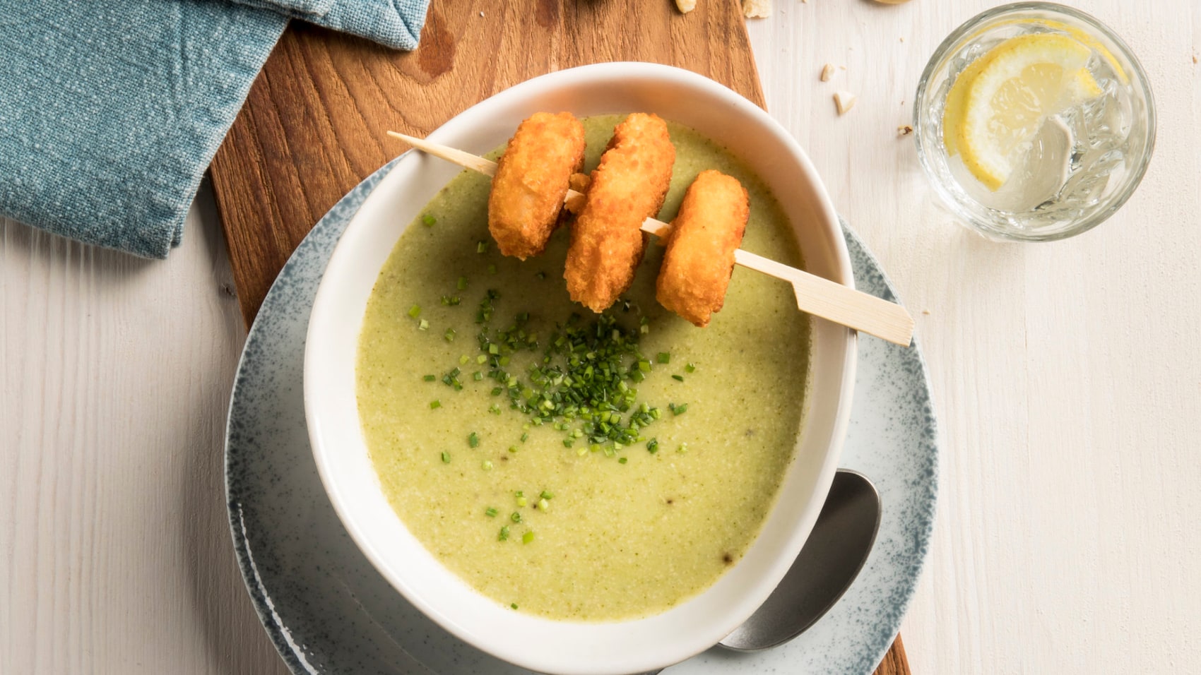 Vegane Brokkoli-Cremesuppe mir Rice-Nuggets in einer weißen Schüssel