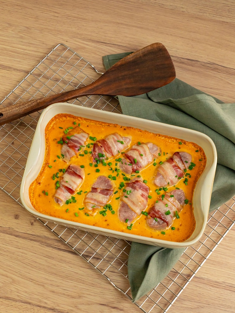 Dieses Bild zeigt das fertige Schweinefilet im Speckmantel.