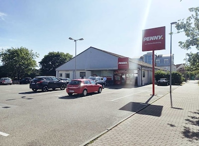 Sie sehen den Eingang vom Penny Markt in Hockenheim, Ernst-Brauch-Str. 64-66