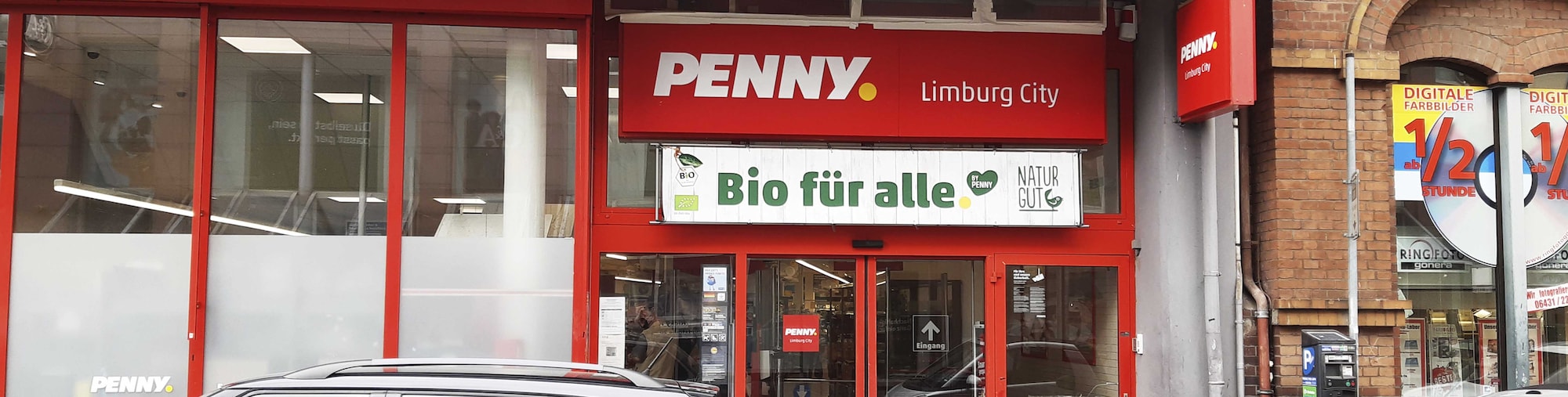 Sie sehen den Eingang vom Penny Markt in Limburg, Hospitalstr. 8