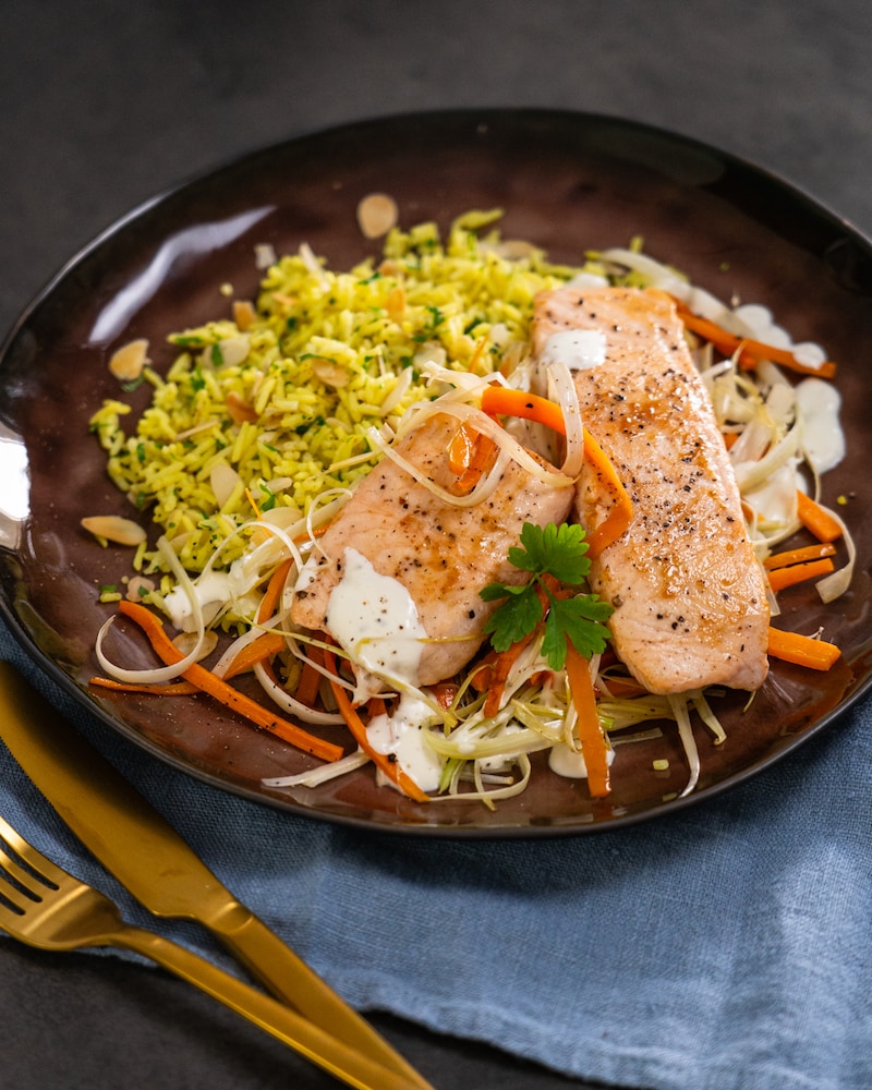 Lachsfiletstreifen auf Gemüse Julienne mit Curryreis 
