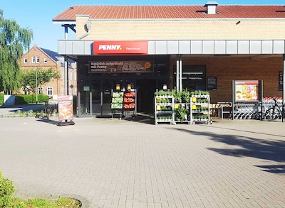 sie sehen den Eingang vom Penny Markt in Itzehoe Grosse Paaschburg 43-47