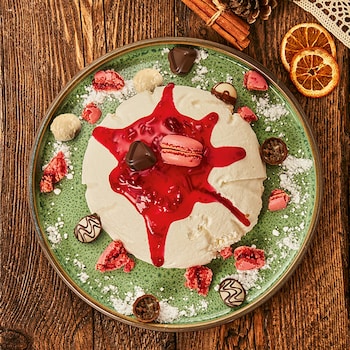 Joghurt-Kuppel mit Winterkirsch-Sauce