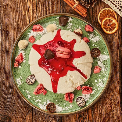 Joghurt-Kuppel mit Winterkirsch-Sauce