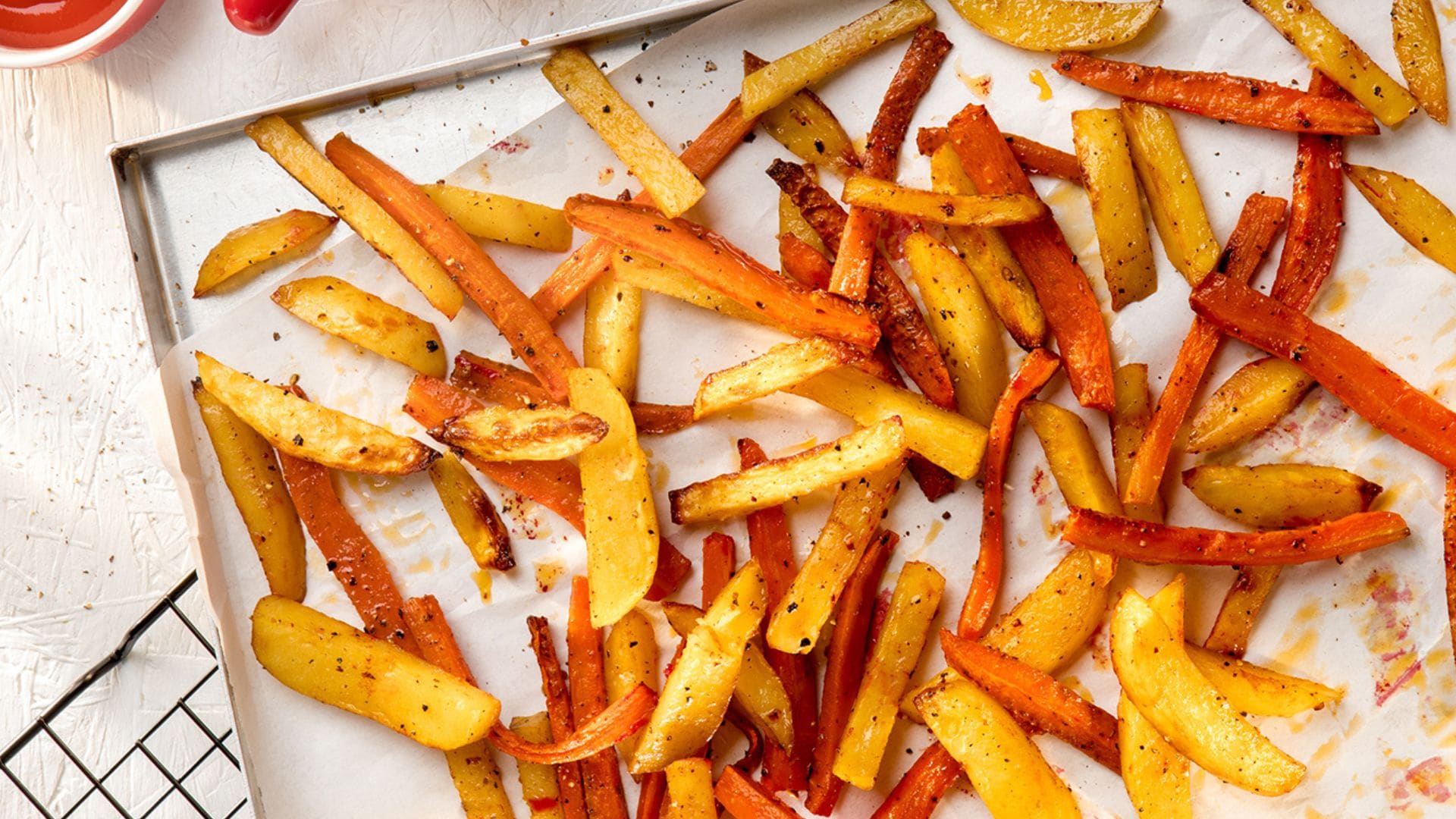 Pommes aus Süßkartoffeln auf Blech