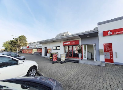 Sie sehen den Eingang vom Penny Markt in Rastatt, Richard-Wagner-Ring 54