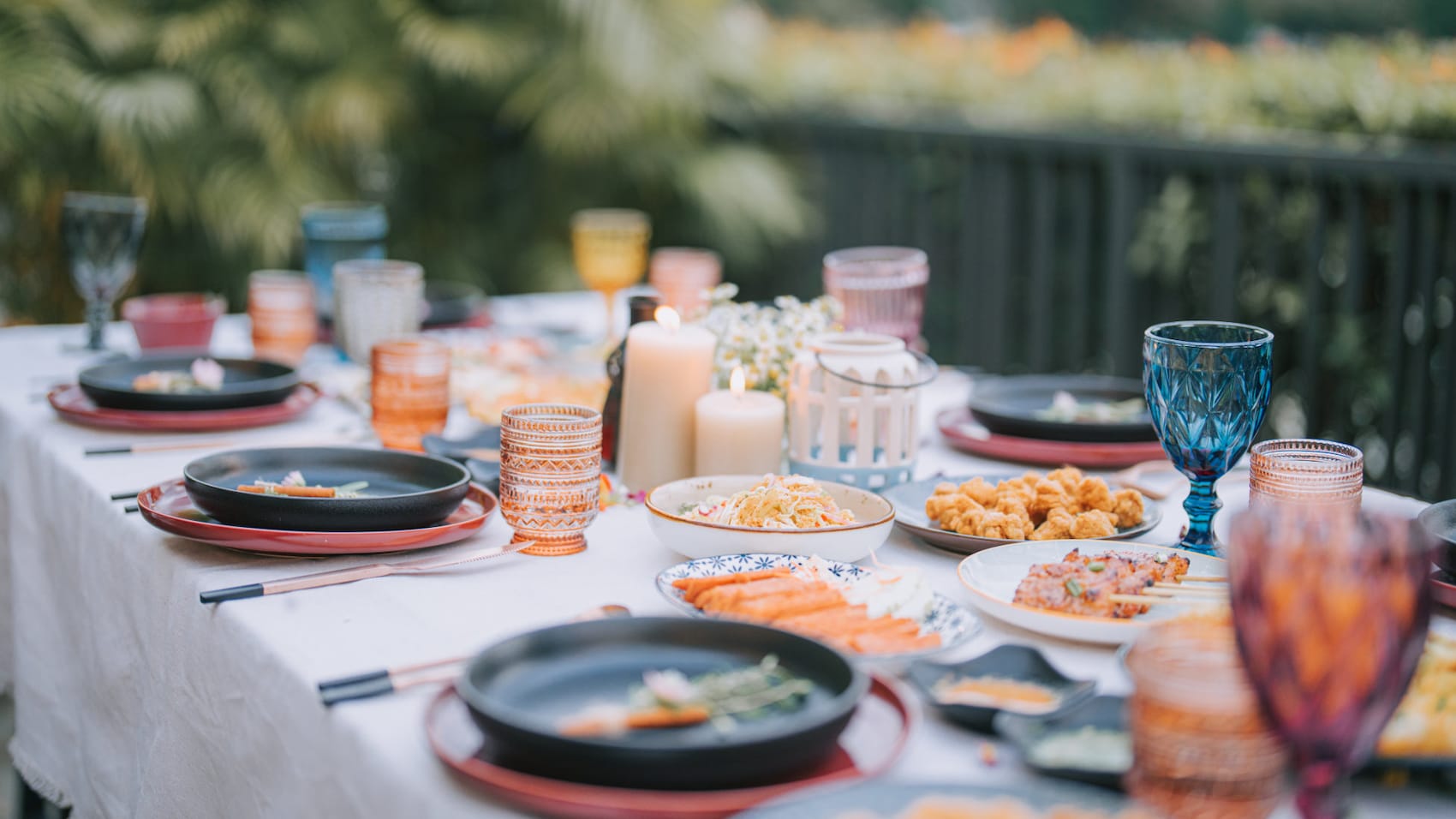 Gedeckter Esstisch im Garten
