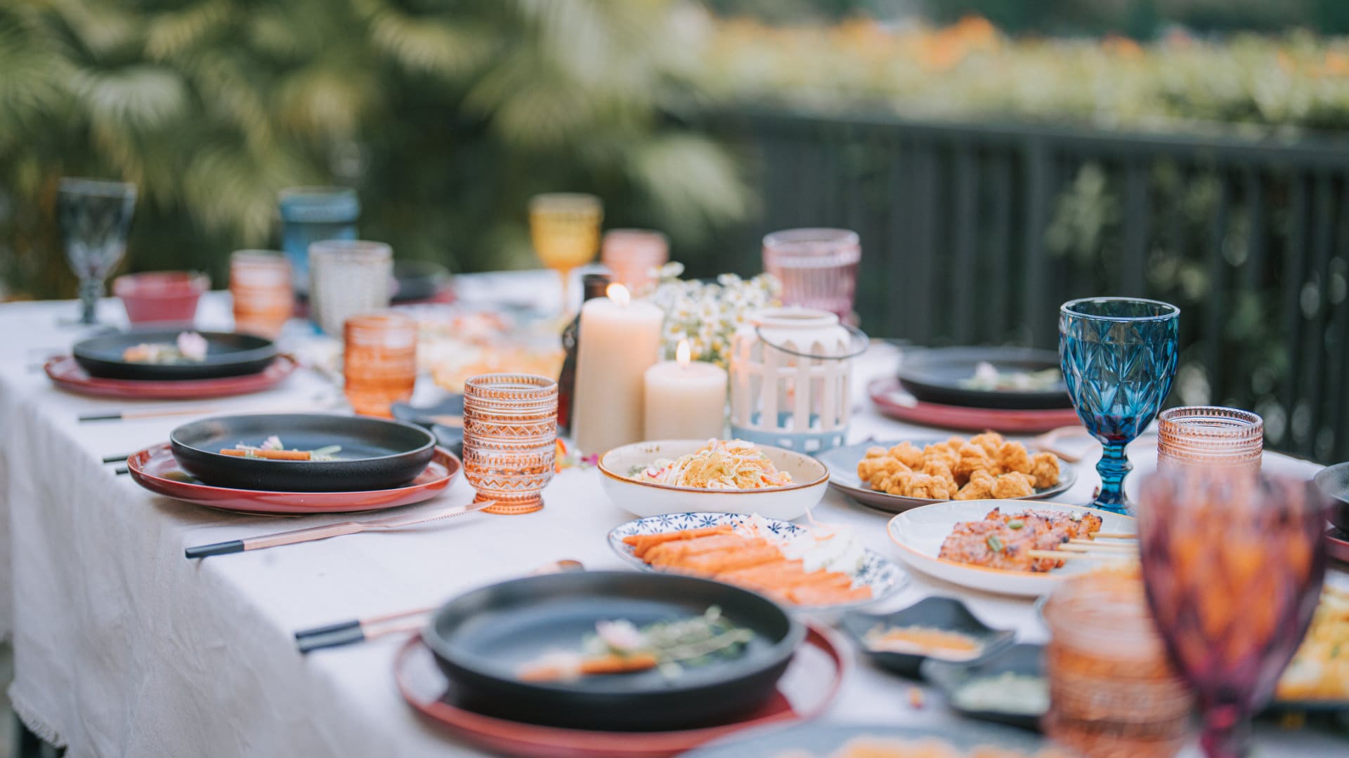 Gedeckter Esstisch im Garten