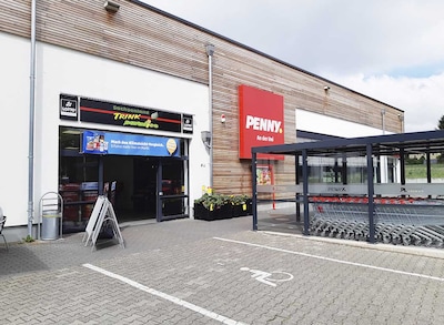 Sie sehen den Eingang vom Penny Markt in Freiberg Leipziger Str. 33
