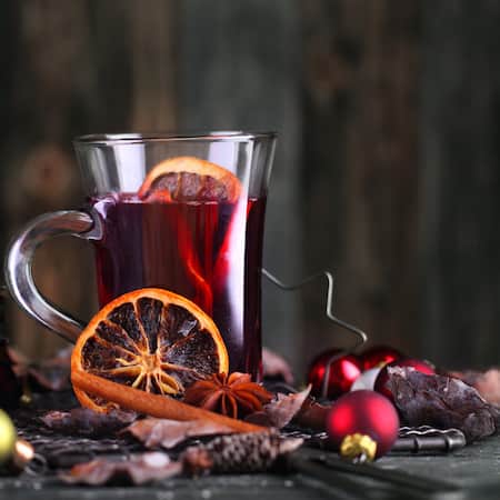 Glühweintasse mit Dekoration