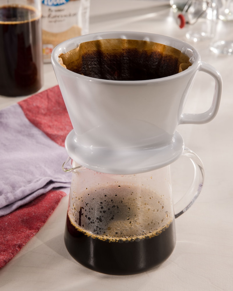 Dieses Bild zeigt das filtern des fertige Kaffeesirup.