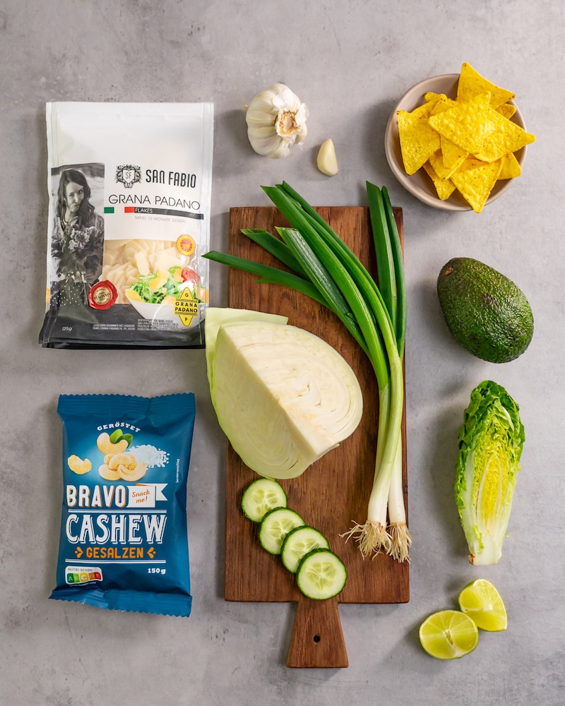 Dieses Bild zeigt alle Zutaten für unseren Green Goddess Salad.