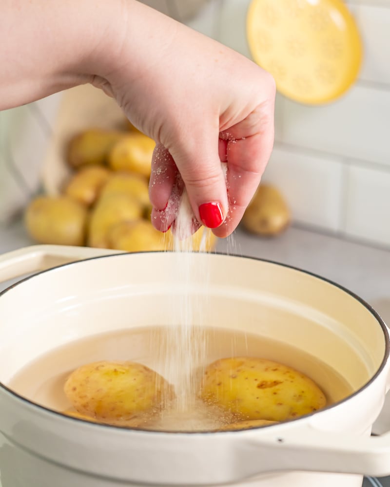 Diese Bild zeigt die Kartoffeln im Wasser gegart werden.